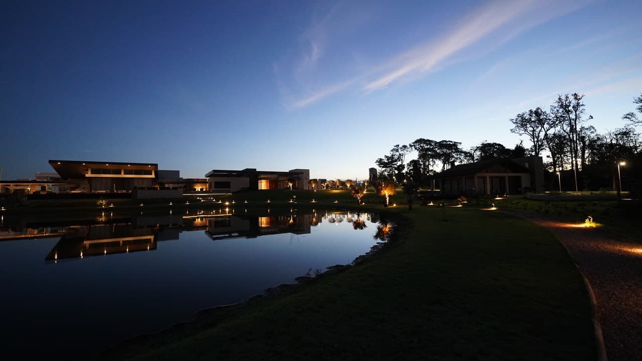 Área externa de lazer com espreguiçadeiras e arquitetura contemporânea