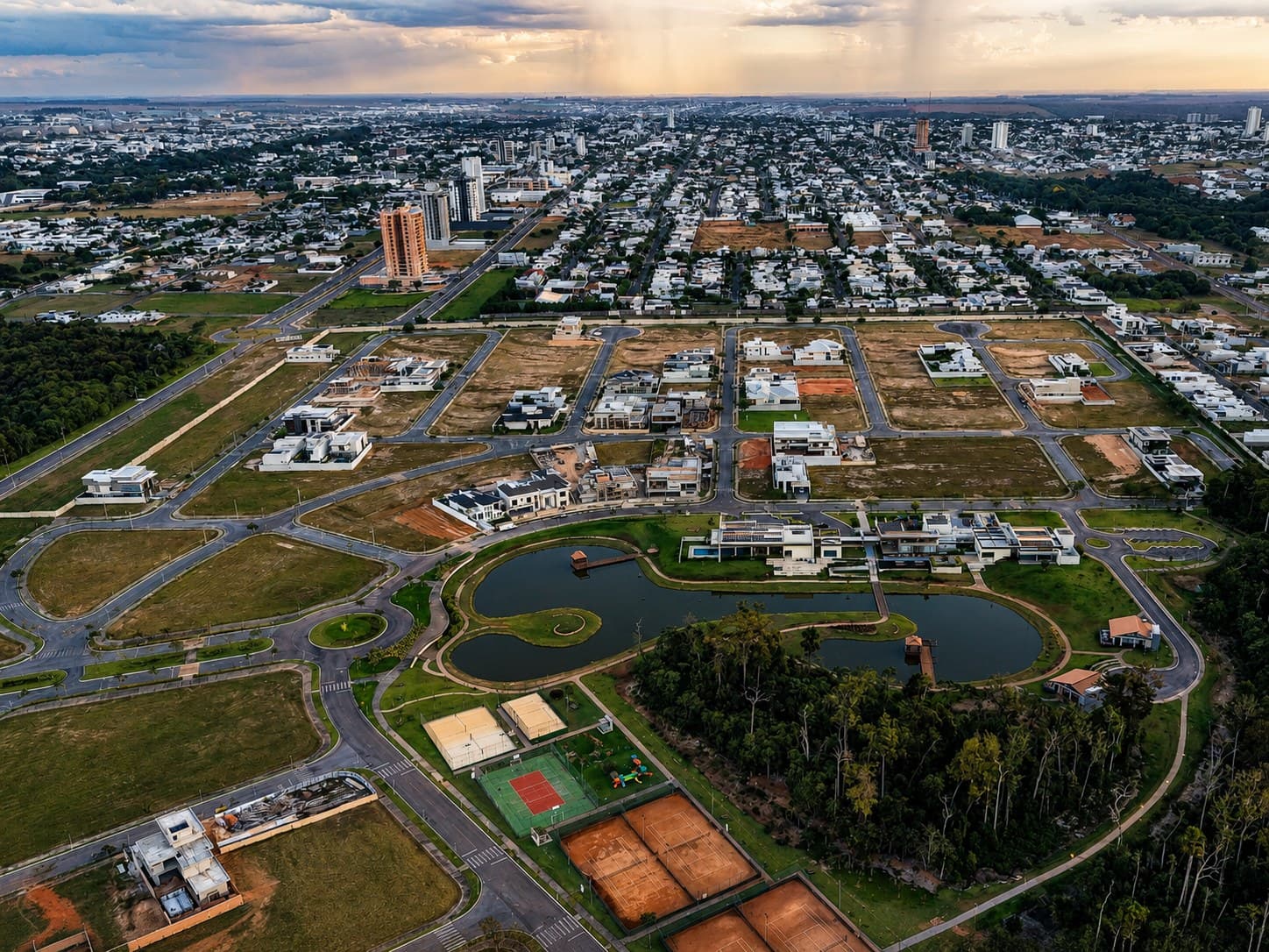Masterplan aéreo do Arboreto Eco Ville com lotes e infraestrutura