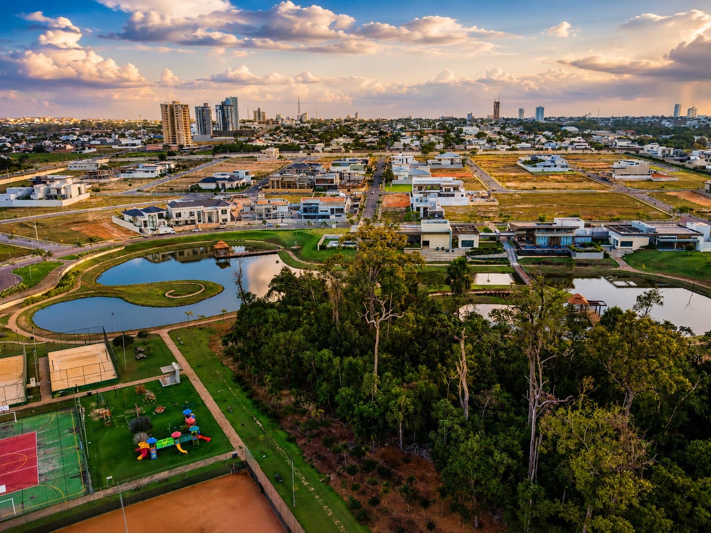 Vista aérea panorâmica do Arboreto Eco Ville ao pôr do sol