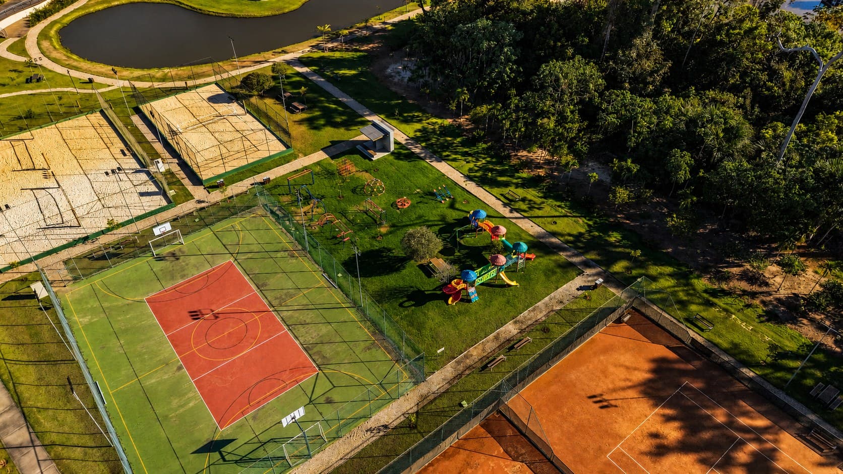 Complexo esportivo com quadras de tênis de saibro, areia e poliesportiva
