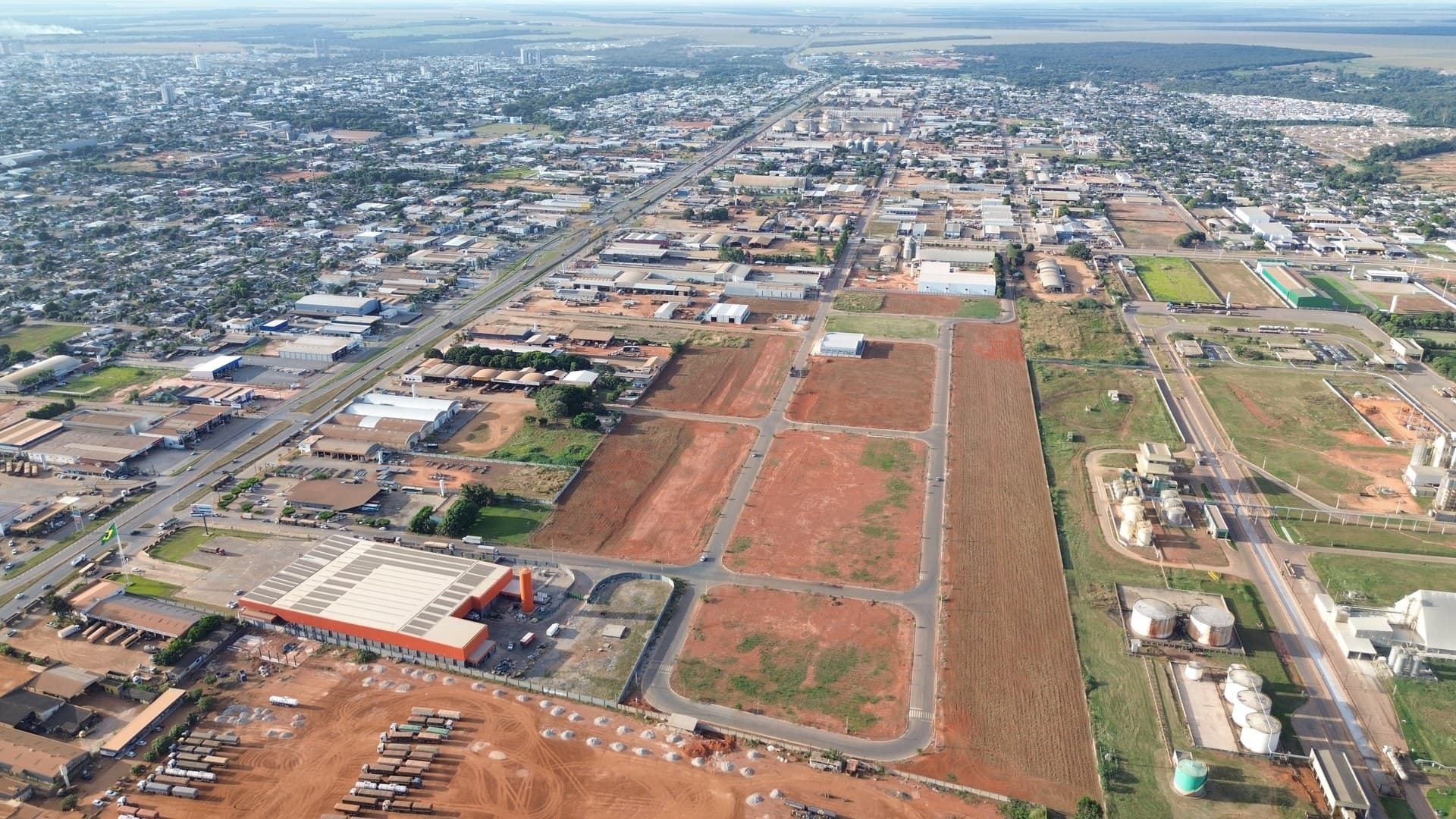 Avenida principal e infraestrutura viária do Claudino Francio