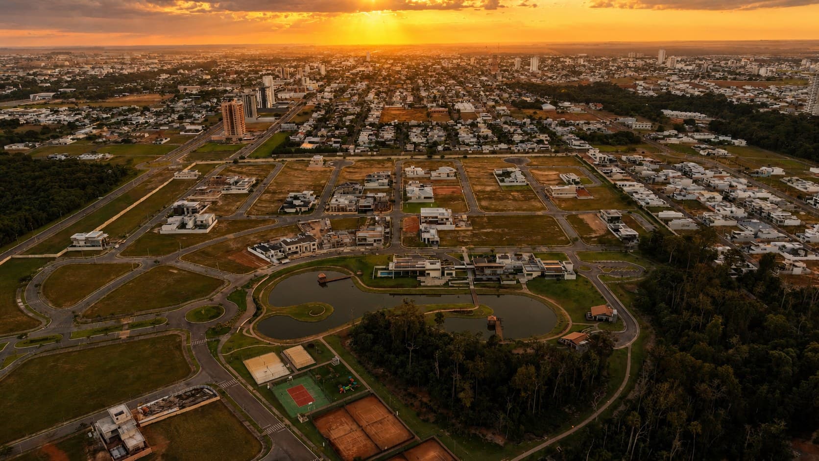 Boulevard empresarial com redes subterrâneas e sinalização completa